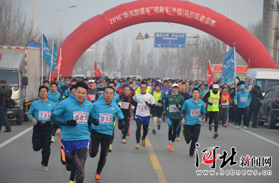 沧州300余人马拉松长跑迎新年(图) 沧州300余人马拉松长跑迎新年(图)