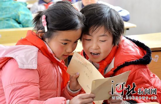 精准扶贫工作组为青龙县贫困学生送去爱心礼物 (图) 精准扶贫工作组为青龙县贫困学生送去爱心礼物 (图)