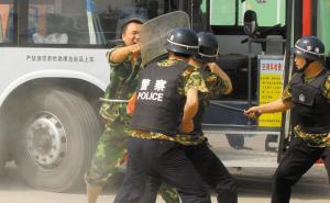 安保人员与“暴徒”搏斗。 安保人员与“暴徒”搏斗。