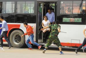 “暴徒”突然发起袭击。 “暴徒”突然发起袭击。