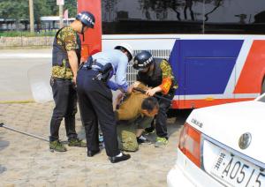 民警将“暴徒”制服。 民警将“暴徒”制服。