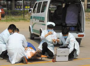 救护伤者。 救护伤者。