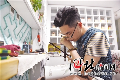 用金刚钻在瓷器上打眼