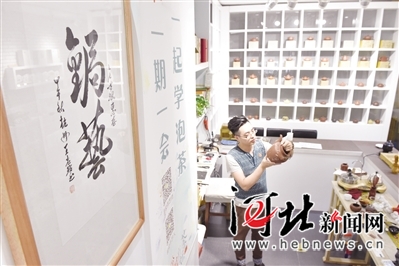 工作间墙上最醒目的位置是他的师父送他的“锔艺”书法