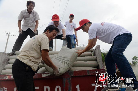 近日,邢台市城管局维护处及市政建设工程公司筹集75吨水泥,运往邢台县南野河村和板桥村,支援灾区建设。 近日,邢台市城管局维护处及市政建设工程公司筹集75吨水泥,运往邢台县南野河村和板桥村,支援灾区建设。