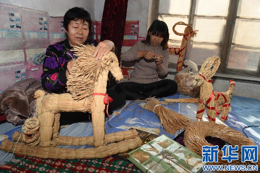 东光:圣诞饰品制作忙 东光:圣诞饰品制作忙