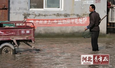 拉鱼车突侧翻 积水路变鱼塘(图) 