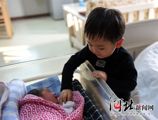 今日起，“全面二孩”政策实施（组图）