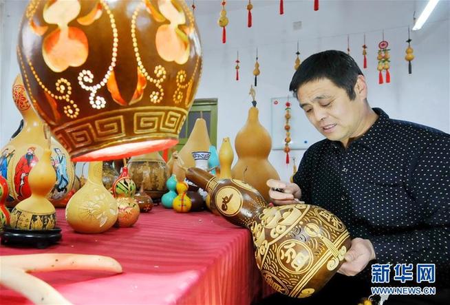 1月6日，杨秀波在工作室创作葫芦手工艺品。