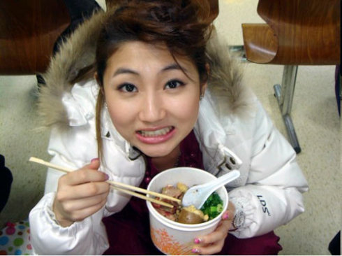 宋茜直播吃香菜被称耿直girl 曝大牌明星吃相不雅照