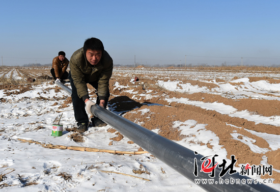 广宗县水务局天寒地冻施工忙（图）