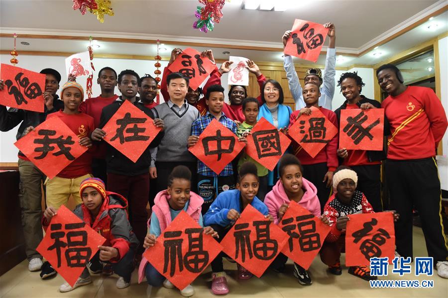 河北：非洲留学生感受中国“年味”