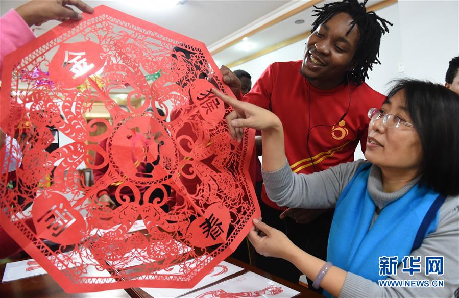河北：非洲留学生感受中国“年味”