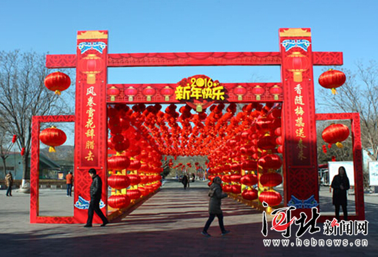 八千余个红灯笼挂进公园广场 石家庄年味浓了（组图）