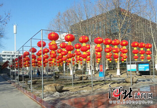 八千余个红灯笼挂进公园广场 石家庄年味浓了（组图）