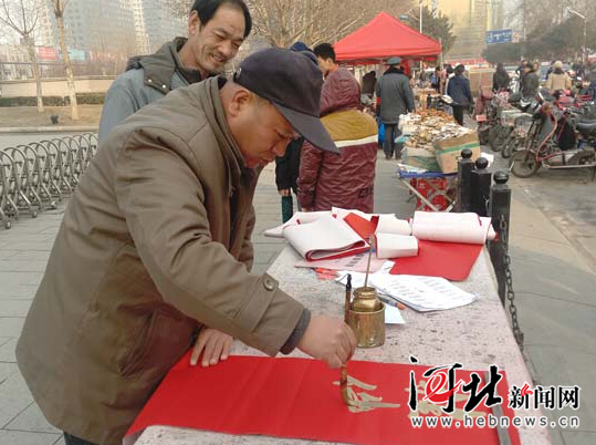 又是一年新春到 石家庄东大街年货市场年味十足(图)