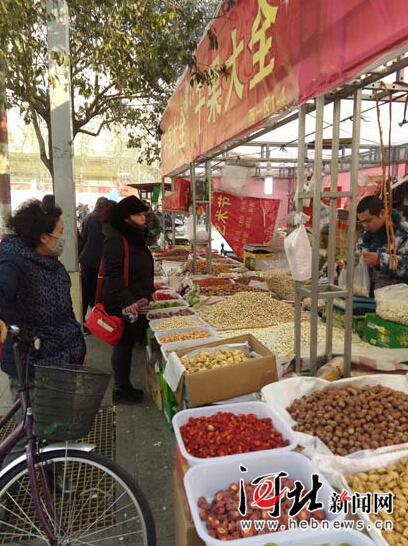 又是一年新春到 石家庄东大街年货市场年味十足(图)