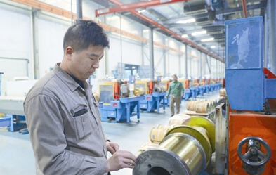 2月14日,在邢台钢铁线材精制有限责任公司切割丝事业部精拉车间,工人正在巡查设备生产情况。 2月14日,在邢台钢铁线材精制有限责任公司切割丝事业部精拉车间,工人正在巡查设备生产情况。