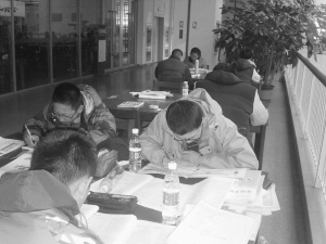 很多中小学生到省图看书学习。