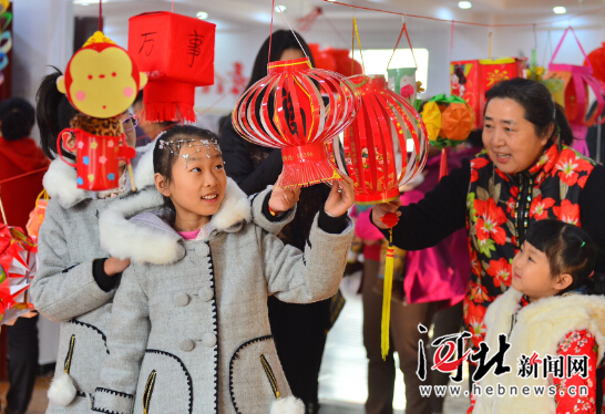 2月21日,在石家庄市新华区西苑街道办广源路便民服务中心,市民正在猜灯谜。 2月21日,在石家庄市新华区西苑街道办广源路便民服务中心,市民正在猜灯谜。