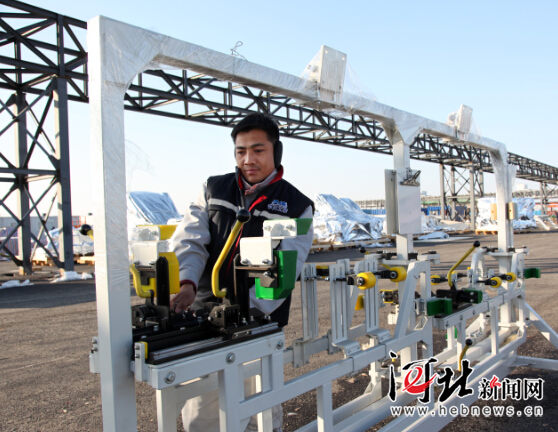 2月17日，在北京现代沧州工厂内，工程建设者正在紧张地安装设备。