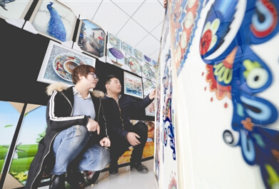 3月16日,沙河经济开发区创业孵化园内,一家创业实体工作人员正在研发玻璃深加工产品。 3月16日,沙河经济开发区创业孵化园内,一家创业实体工作人员正在研发玻璃深加工产品。
