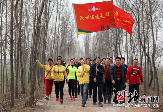 沧州100余名徒步爱好者来到吴桥,沿着大运河行走10多公里,倡导环保低碳生活。 沧州100余名徒步爱好者来到吴桥,沿着大运河行走10多公里,倡导环保低碳生活。