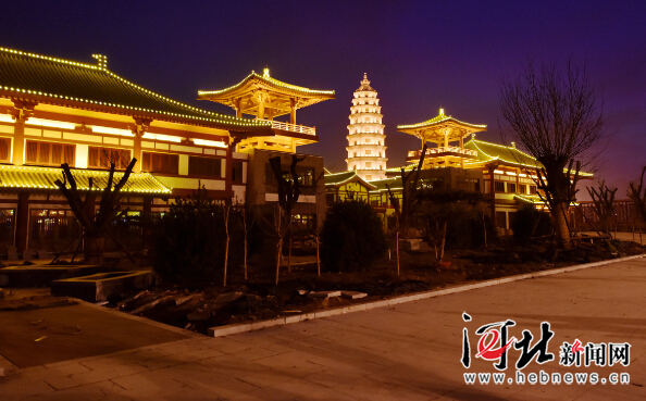 夜幕下的特色商业街区——宋街。 夜幕下的特色商业街区——宋街。