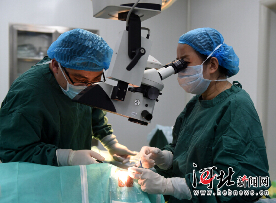 4月2日,在威县中医院,北京同仁医院的眼科专家熊瑛(中)利用超声乳化技术为白内障患者做手术。 4月2日,在威县中医院,北京同仁医院的眼科专家熊瑛(中)利用超声乳化技术为白内障患者做手术。