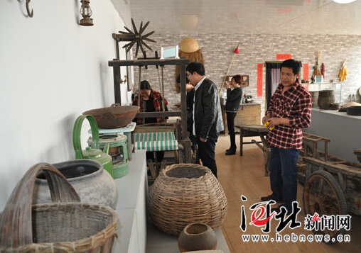 近日,乐亭县博物馆马各庄村民俗展馆在马各庄村正式成立,图为展馆工作人员在演示织布机操作。 近日,乐亭县博物馆马各庄村民俗展馆在马各庄村正式成立,图为展馆工作人员在演示织布机操作。