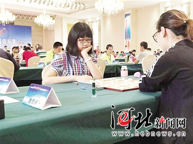 比赛中的王子涵(左)。 比赛中的王子涵(左)。