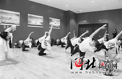 市民免费练习瑜伽。