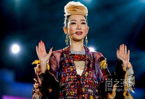 金星萨顶顶互撕升级 改名?改性别?网友热议到底谁有理 金星萨顶顶互撕升级 改名?改性别?网友热议到底谁有理