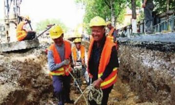 5月1日,在市区御河路雨污分流工程段,挖掘机、铲车、推土车有序穿梭于施工现场,工作人员正在紧张地忙碌着。 5月1日,在市区御河路雨污分流工程段,挖掘机、铲车、推土车有序穿梭于施工现场,工作人员正在紧张地忙碌着。