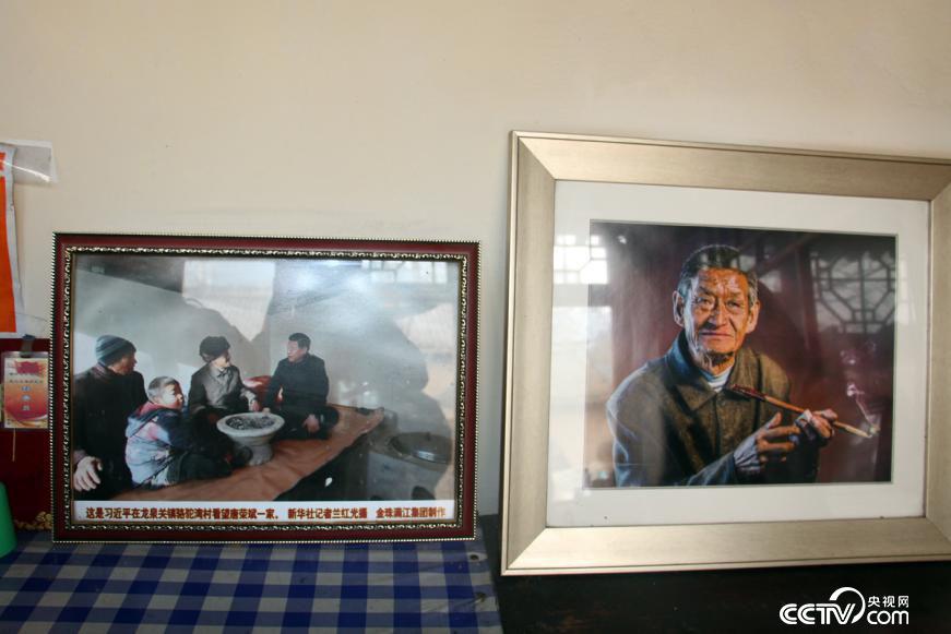 三年多过去了,骆驼湾村民唐荣斌还清楚地记得习总书记坐在他家火炕上拉家常的情景。(央视网记者 郭城 摄影)