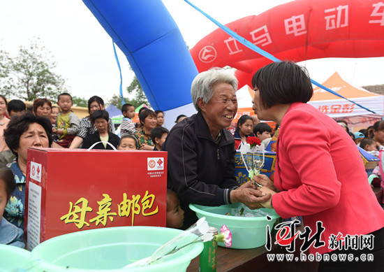 临城县妇联向320位母亲发放“母亲邮包”（图）