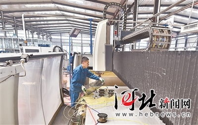 近日，金龙车辆装备有限公司的工作人员正在给高铁特种玻璃磨边。