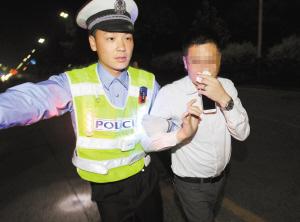 深夜酒驾被查。