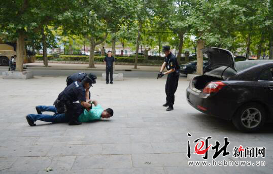 邯郸馆陶县巡特警开展车辆查缉与现场处置演练