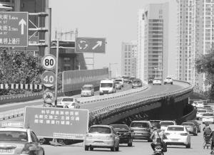 和平路高架桥东上桥口的绕行提示。
