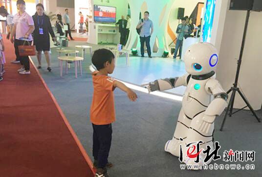 机器人成2016廊坊经洽会“红人”(组图) 机器人成2016廊坊经洽会“红人”(组图)