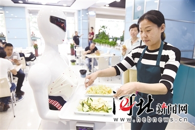 机器人送餐首登石家庄餐饮店