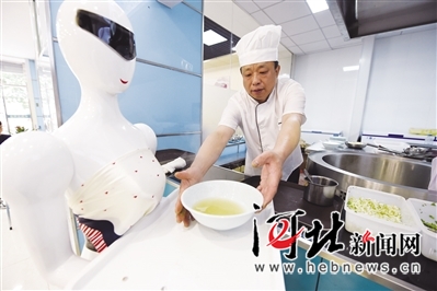 机器人送餐首登石家庄餐饮店