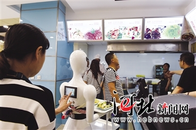 机器人送餐首登石家庄餐饮店