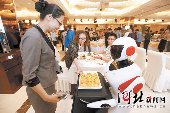保定：餐饮机器人走进餐厅酒店