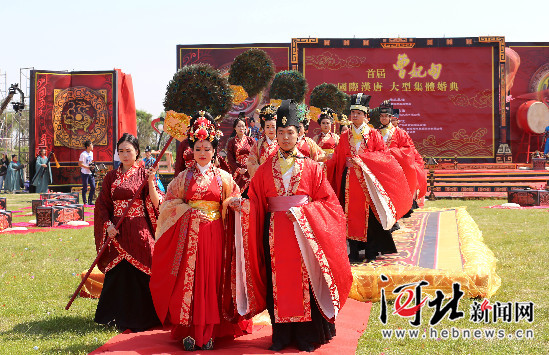 曹妃甸·国际汉唐大型集体婚礼举行（图）