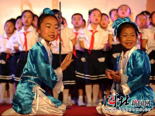 邢台经济开发区北康庄小学的学生们进行国学朗诵表演。 邢台经济开发区北康庄小学的学生们进行国学朗诵表演。