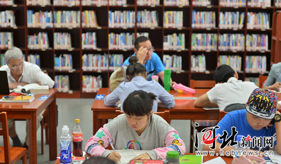 端午假期充电忙 河北省图书馆读书学习市民众多