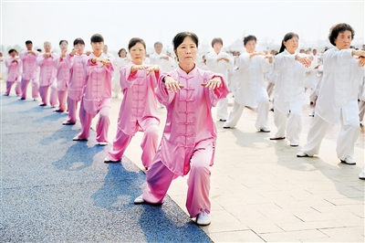 6月16日，秦皇岛市太极拳爱好者在表演杨式太极拳。