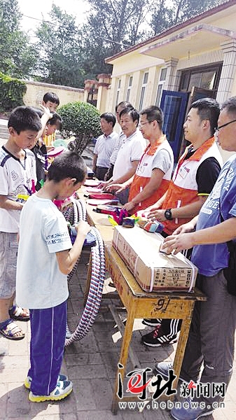 空有篮球架 静待篮球来 承德三所偏远小学受助快乐操场  